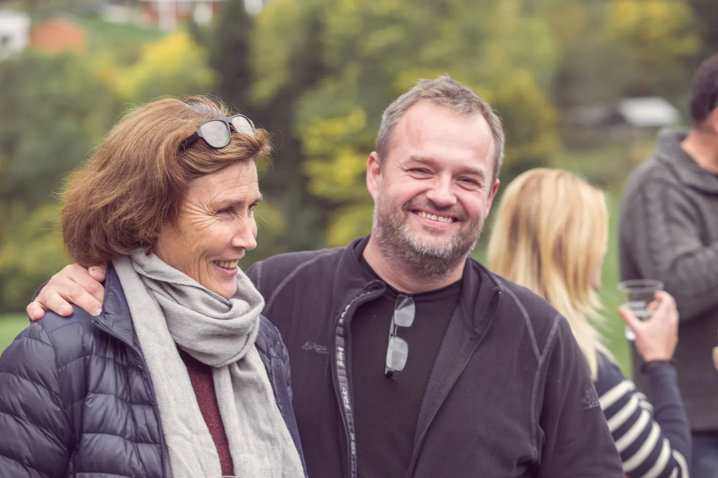 Smilende mann og kvinne utendørs
