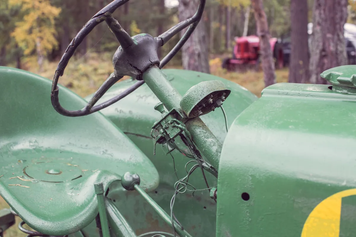 Ratt og sete på en gammel grønn traktor
